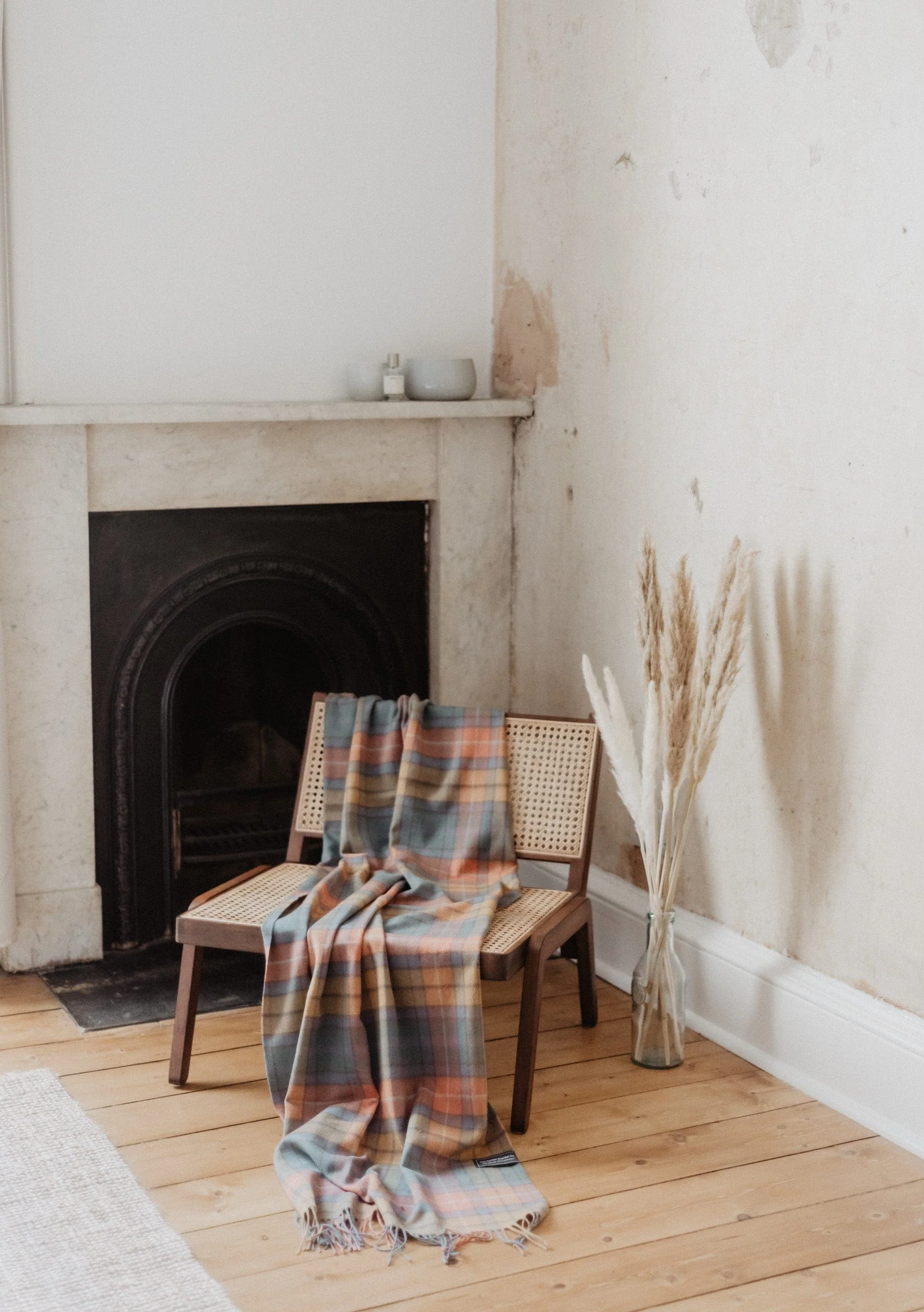 Lambswool Small Blanket in Buchanan Antique Tartan - Image 2